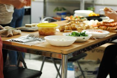 Şenlikli bir yemek hazırlama süreci: yemekleri, Garson, sandviç, salata.