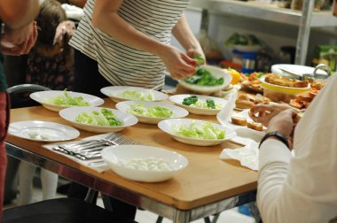 Şenlikli bir yemek hazırlama süreci: yemekleri, Garson, sandviç, salata.