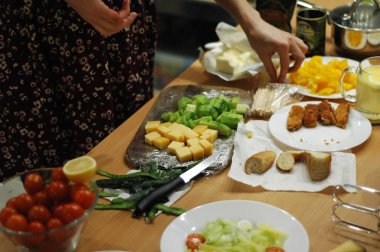 Şenlikli bir yemek hazırlama süreci: yemekleri, Garson, sandviç, salata.