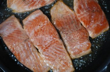  Ayçiçek yağında kızarmış somon büyük biftek.