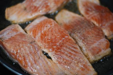  Ayçiçek yağında kızarmış somon büyük biftek.