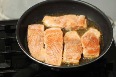  Ayçiçek yağında kızarmış somon büyük biftek.