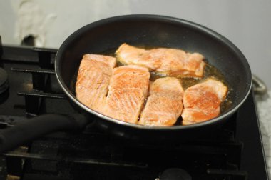  Ayçiçek yağında kızarmış somon büyük biftek.