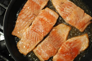  Ayçiçek yağında kızarmış somon büyük biftek.