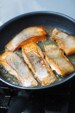  Ayçiçek yağında kızarmış somon büyük biftek.