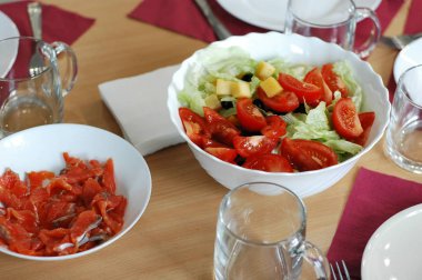 Şenlikli bir yemek hazırlama süreci: yemekleri, Garson, sandviç, salata.