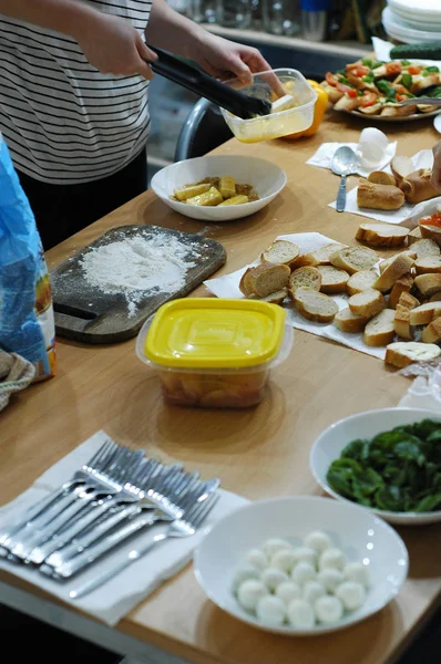 Processo Preparar Jantar Festivo Pratos Servindo Sanduíches Saladas — Fotografia de Stock