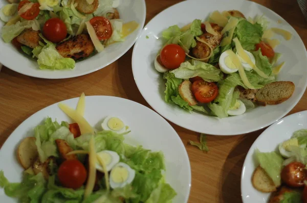 Proceso Preparación Una Cena Festiva Platos Servir Sándwiches Ensaladas —  Fotos de Stock