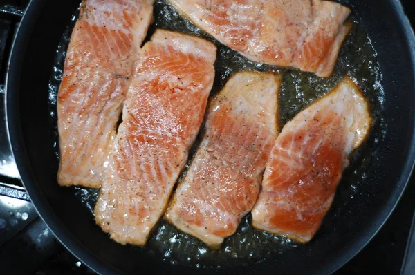  Ayçiçek yağında kızarmış somon büyük biftek.