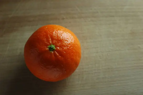 Mandarin Yang Tidak Dikupas Pada Latar Belakang Gelap Dengan Cahaya — Stok Foto