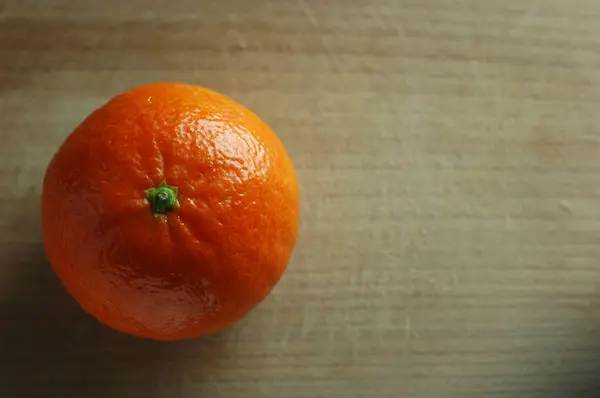 Mandarin Yang Tidak Dikupas Pada Latar Belakang Gelap Dengan Cahaya — Stok Foto