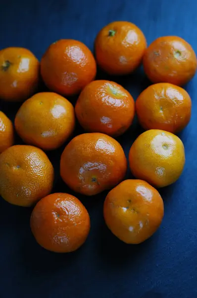 Mandarinas Não Descascadas Fundo Escuro Com Luz Dura — Fotografia de Stock