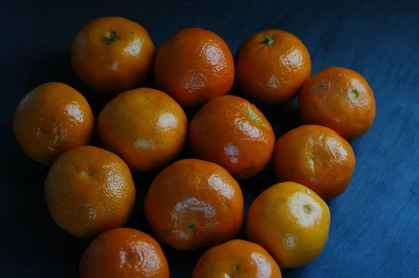 Oskalade Mandariner Mörk Bakgrund Med Hårt Ljus — Stockfoto