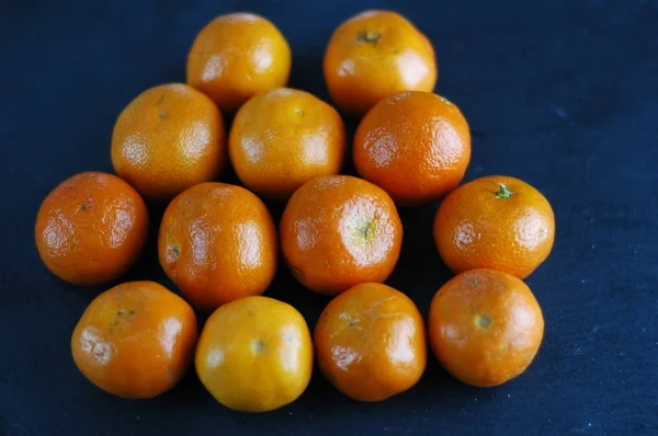 Mandarinas Não Descascadas Fundo Escuro Com Luz Dura — Fotografia de Stock