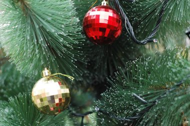 Oyuncaklar Noel ağacı yakın çekim yuvarlak şenlikli.