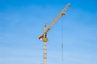 Çok katlı Konut Binası yakınındaki bina vinç.