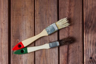 İki fırçalar - açık ve koyu - ahşap arka plan üzerinde.