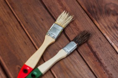 İki fırçalar - açık ve koyu - ahşap arka plan üzerinde.