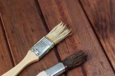 İki fırçalar - açık ve koyu - ahşap arka plan üzerinde.