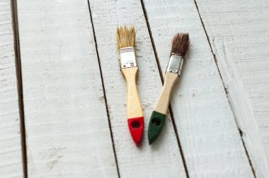 İki fırçalar - açık ve koyu - ahşap arka plan üzerinde.