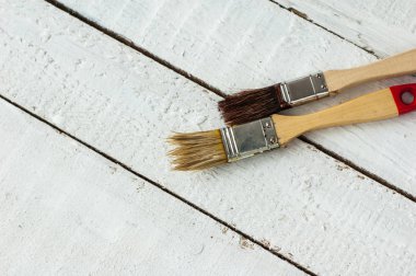 İki fırçalar - açık ve koyu - ahşap arka plan üzerinde.