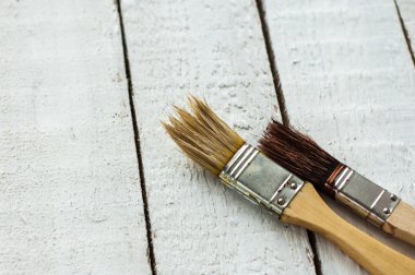 İki fırçalar - açık ve koyu - ahşap arka plan üzerinde.