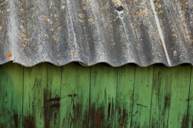 Bir ahırda eski bir yarı-çürük kayrak çatı.