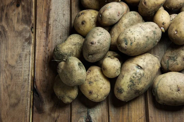 Jede Menge Schmutzige Kartoffeln Auf Rustikalem Hintergrund Stockbild