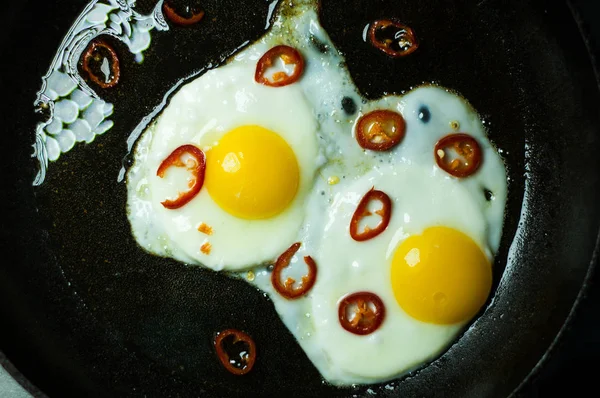 Два Жареных Яйца Перцем Чили Сковороде — стоковое фото