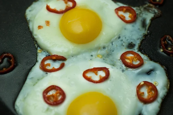 Dwa Jajka Smażone Papryczką Chili Patelnie — Zdjęcie stockowe