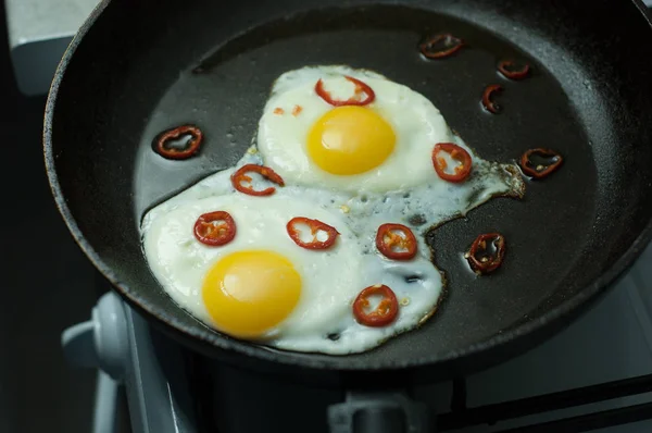 Dois Ovos Fritos Com Pimenta Uma Frigideira — Fotografia de Stock