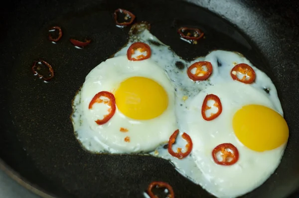 Dwa Jajka Smażone Papryczką Chili Patelnie — Zdjęcie stockowe