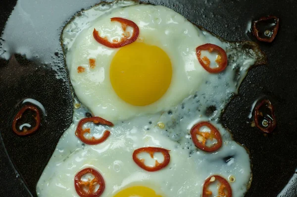 Dwa Jajka Smażone Papryczką Chili Patelnie — Zdjęcie stockowe
