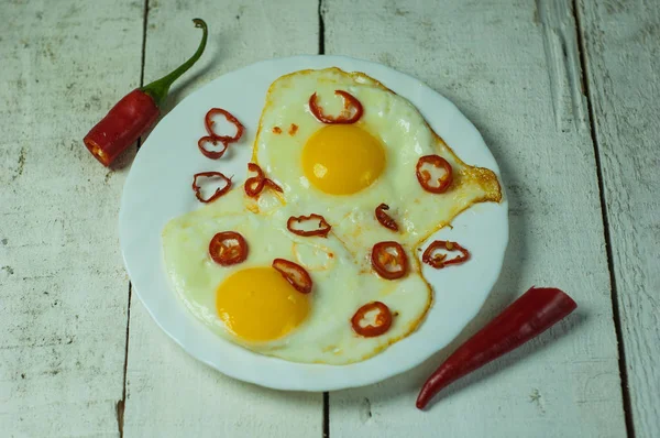Dos Huevos Fritos Con Chile Sobre Una Mesa Blanca — Foto de Stock