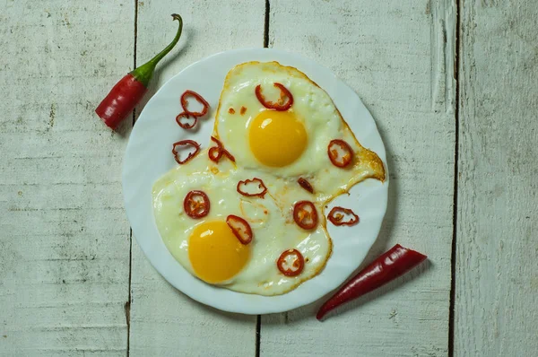 Dos Huevos Fritos Con Chile Sobre Una Mesa Blanca — Foto de Stock