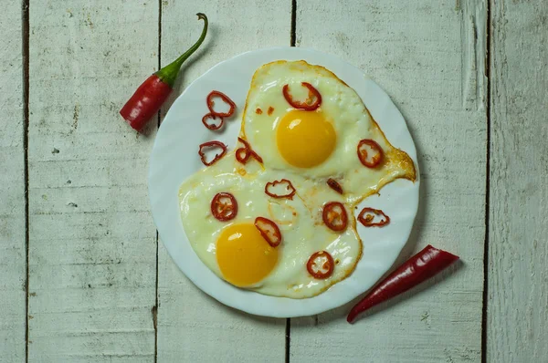 Dos Huevos Fritos Con Chile Sobre Una Mesa Blanca — Foto de Stock