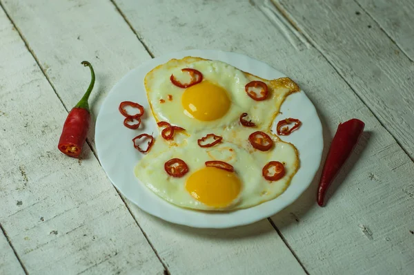 Два Яйца Перцем Чили Белом Столе — стоковое фото