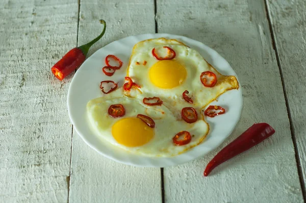 Dos Huevos Fritos Con Chile Sobre Una Mesa Blanca — Foto de Stock