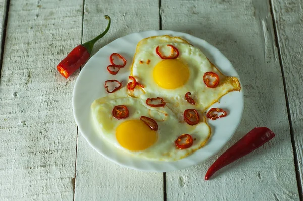 Dos Huevos Fritos Con Chile Sobre Una Mesa Blanca — Foto de Stock