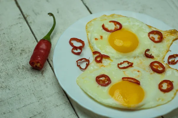 Dos Huevos Fritos Con Chile Sobre Una Mesa Blanca — Foto de Stock