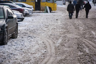 Şehrin kışın karda araba parçası.