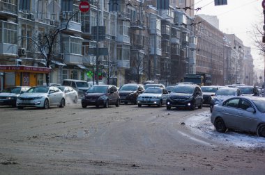 Kiev, Ukrayna - 28 Şubat, 2018 ': bir karla kaplı şehirde çok araba.