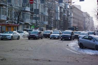 Kiev, Ukrayna - 28 Şubat, 2018 ': bir karla kaplı şehirde çok araba.