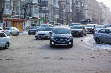 Kiev, Ukrayna - 28 Şubat, 2018 ': bir karla kaplı şehirde çok araba.