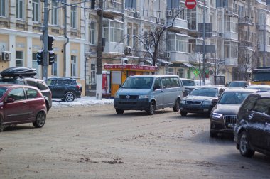 Kiev, Ukrayna - 28 Şubat, 2018 ': bir karla kaplı şehirde çok araba.