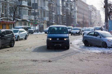 Kiev, Ukrayna - 28 Şubat, 2018 ': bir karla kaplı şehirde çok araba.