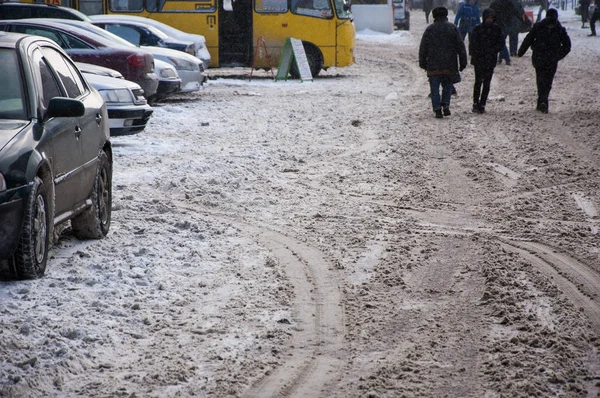 Şehrin kışın karda araba parçası.