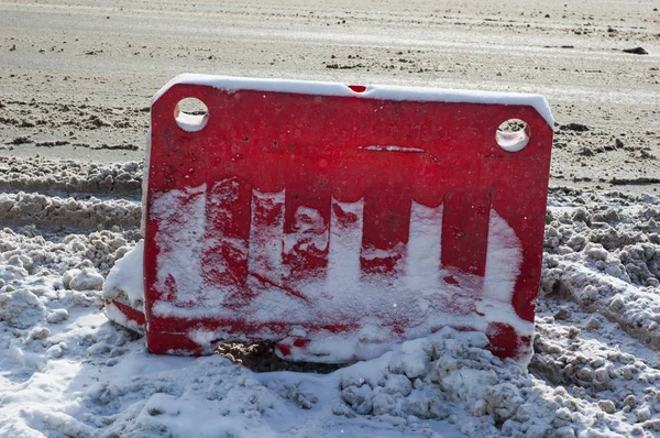 Rote Plastikbarriere Winter Unterwegs — Stockfoto