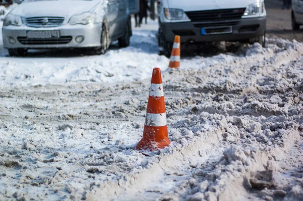 Barriera Plastica Rossa Sulla Strada Inverno — Foto Stock