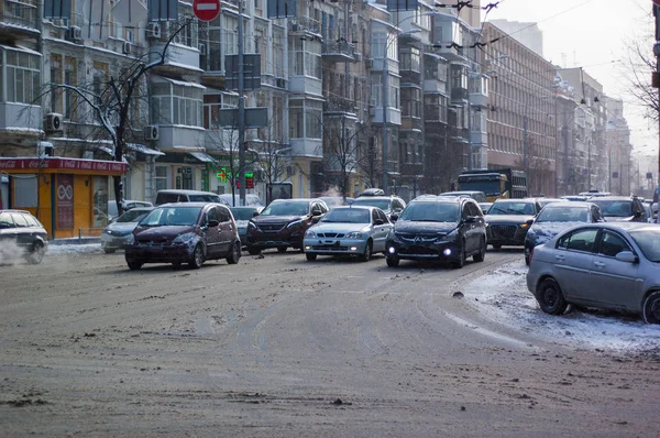 Kiev, Ukrayna - 28 Şubat, 2018 ': bir karla kaplı şehirde çok araba.